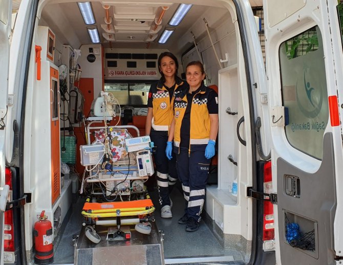 Anne kız aynı ambulansta bebeklerin hayatını kurtarıyor