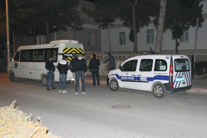 Çenesine tüfek dayayıp eşinin gelmesini istedi