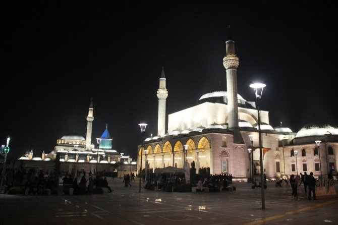 Mevlit Kandili’nde Mevlana Hazretleri Türbesi ve camiler doldu taştı