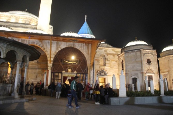 Mevlit Kandili’nde Mevlana Hazretleri Türbesi ve camiler doldu taştı