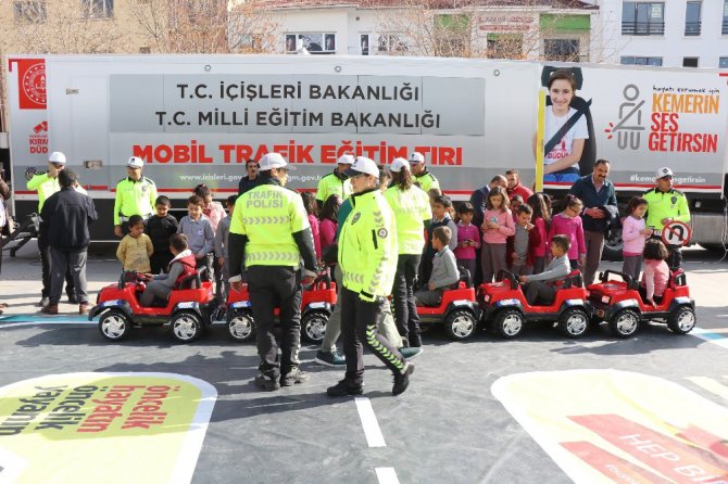 Minik yüreklere uygulamalı olarak trafik bilinci aşılanıyor