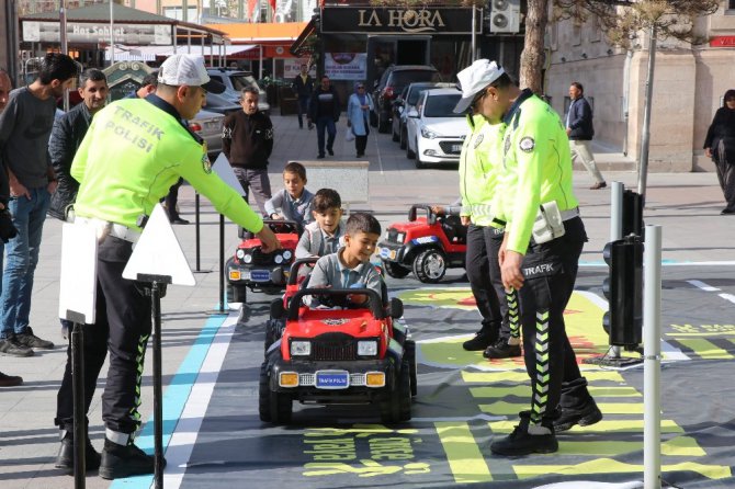 Minik yüreklere uygulamalı olarak trafik bilinci aşılanıyor