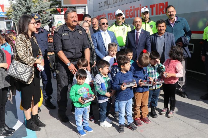 Minik yüreklere uygulamalı olarak trafik bilinci aşılanıyor