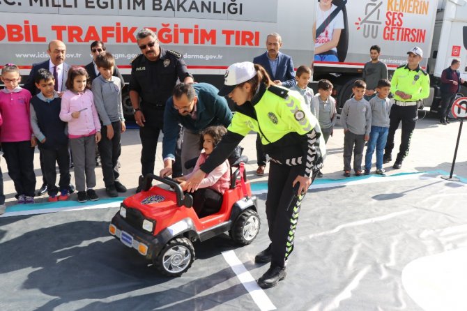 Minik yüreklere uygulamalı olarak trafik bilinci aşılanıyor