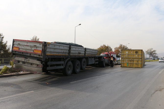 Bariyerlere çarpan tırın kupası köprüden aşağıya düştü