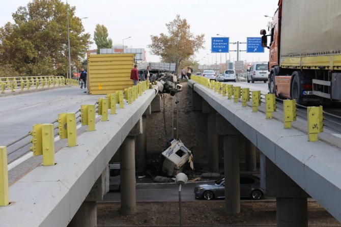 Bariyerlere çarpan tırın kupası köprüden aşağıya düştü