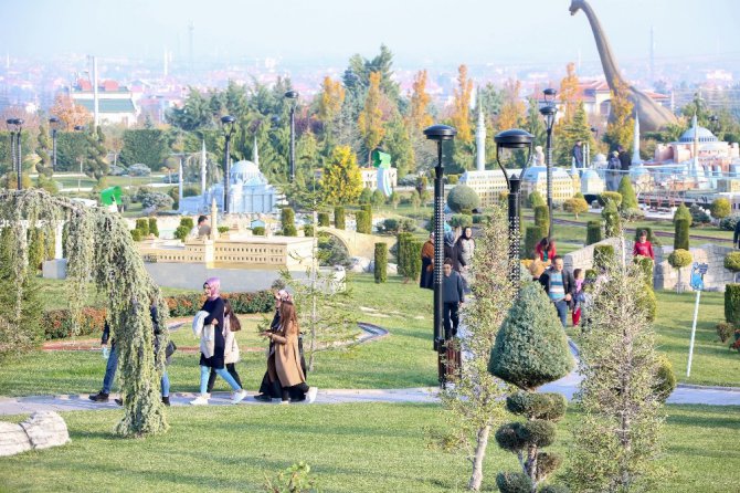 80 Binde Devr-i Alem Parkı’nda ara tatil yoğunluğu