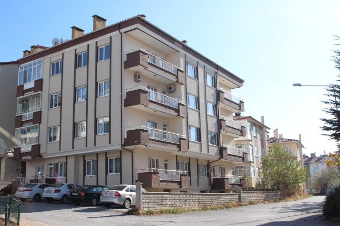 Kiremitleri değiştirirken 4 katlı apartmanın çatısında düşüp öldü