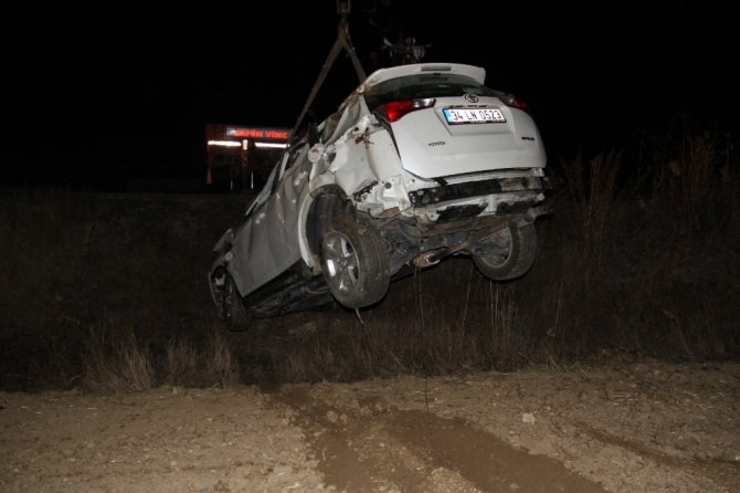 Konya’da otomobil tarlaya devrildi: 4 yaralı