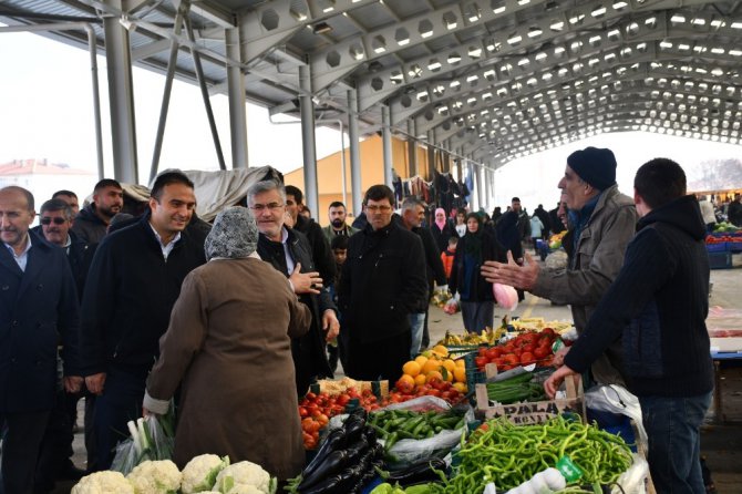 Kaymakam Budan halk pazarında incelemelerde bulundu