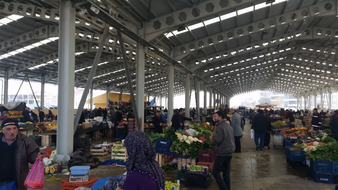 Kaymakam Budan halk pazarında incelemelerde bulundu