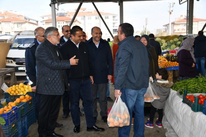 Kaymakam Budan halk pazarında incelemelerde bulundu