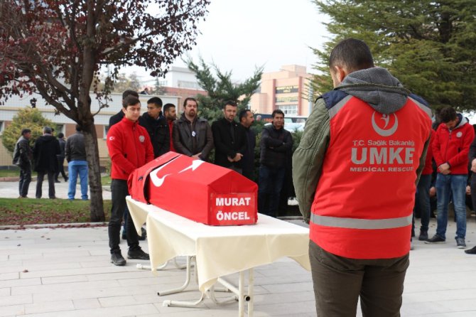 Kansere yenik düşen doktor mesai arkadaşları tarafından uğurlandı