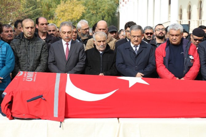 Kansere yenik düşen doktor mesai arkadaşları tarafından uğurlandı