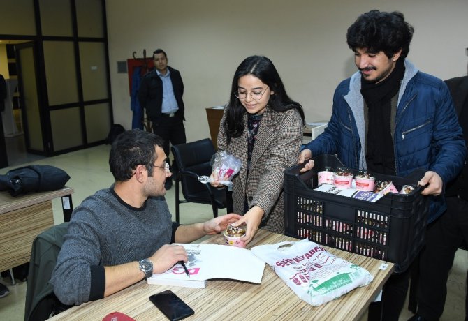 Ders çalışan öğrencilere “anne eli değmiş gibi” ikram