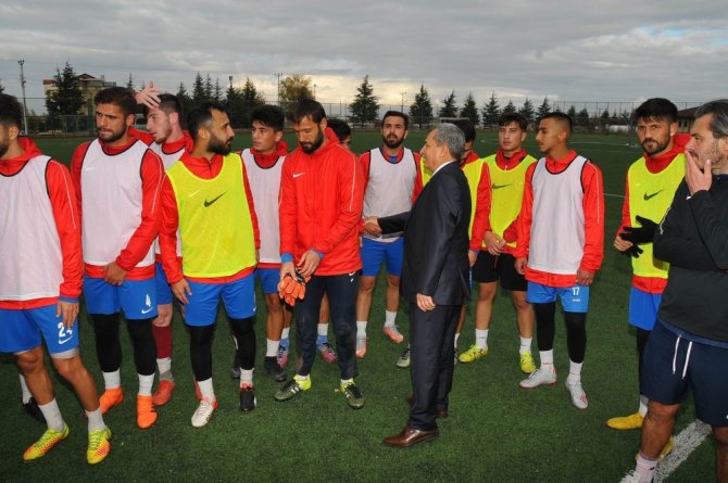 Başkan Akkaya’dan Akşehirsporlu futbolculara baklava