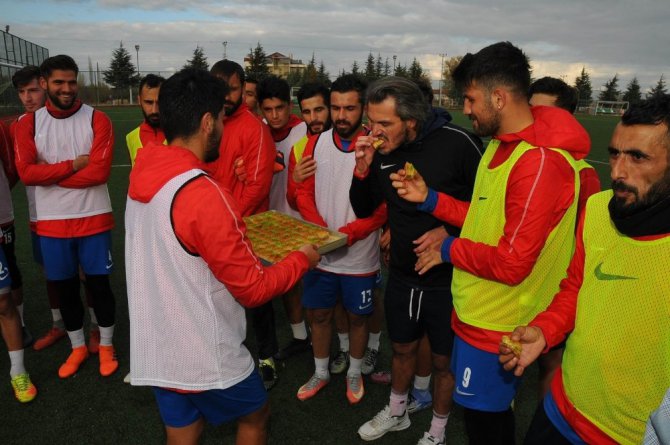 Başkan Akkaya’dan Akşehirsporlu futbolculara baklava