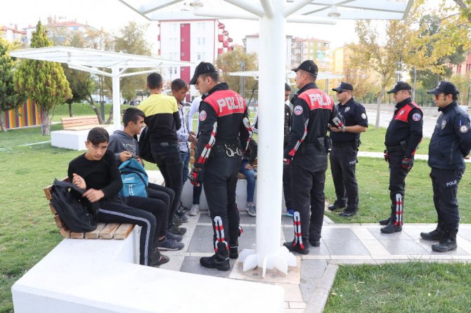 Öğrenciler derste, polis devriyede