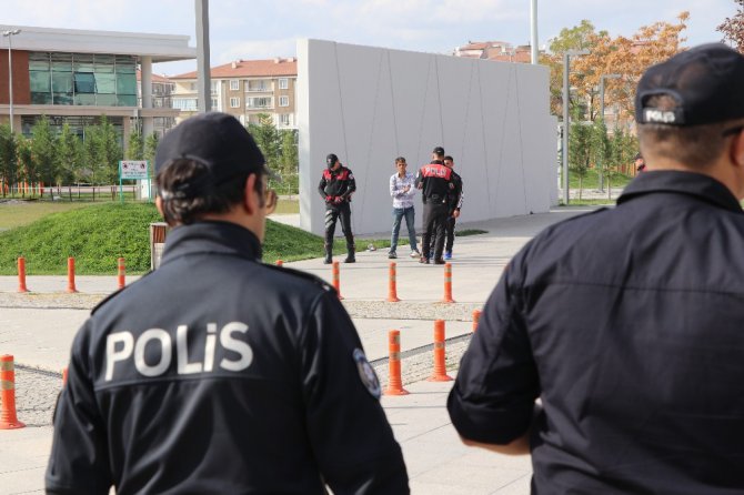 Öğrenciler derste, polis devriyede