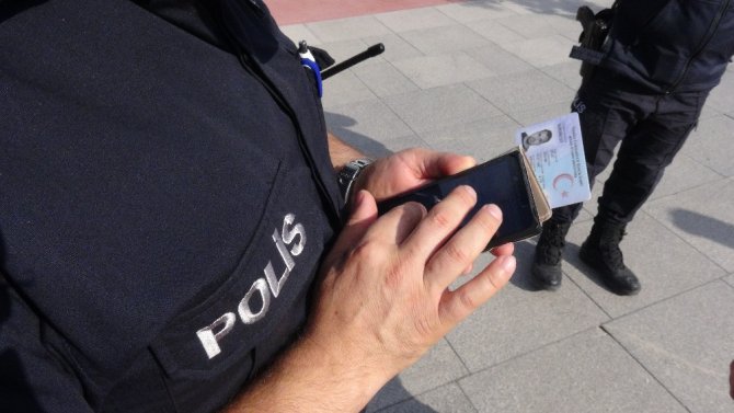 Öğrenciler derste, polis devriyede