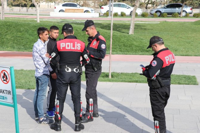 Öğrenciler derste, polis devriyede