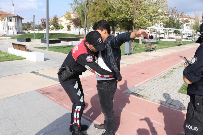 Öğrenciler derste, polis devriyede