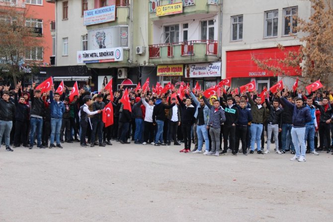 Ülkü ocakları şehitler için yürüyüp şehitliği temizledi