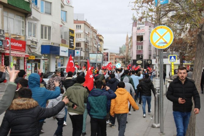 Ülkü ocakları şehitler için yürüyüp şehitliği temizledi