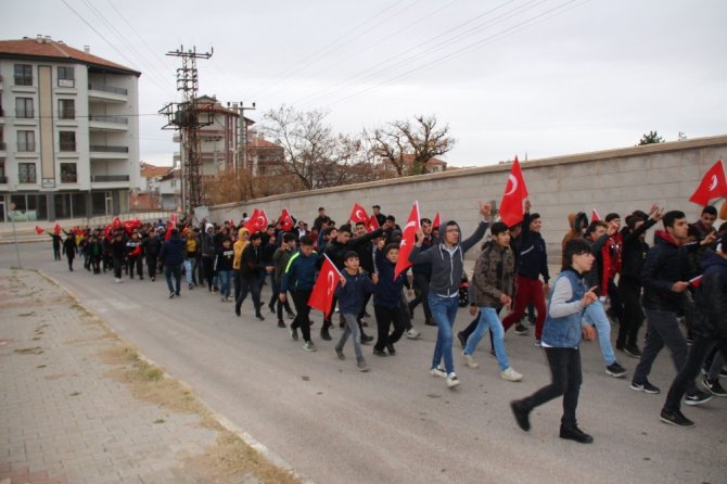 Ülkü ocakları şehitler için yürüyüp şehitliği temizledi