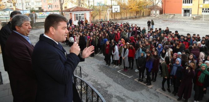 Başkan Dinçer, 21 yıl önce mezun olduğu okulda öğrencilerle buluştu