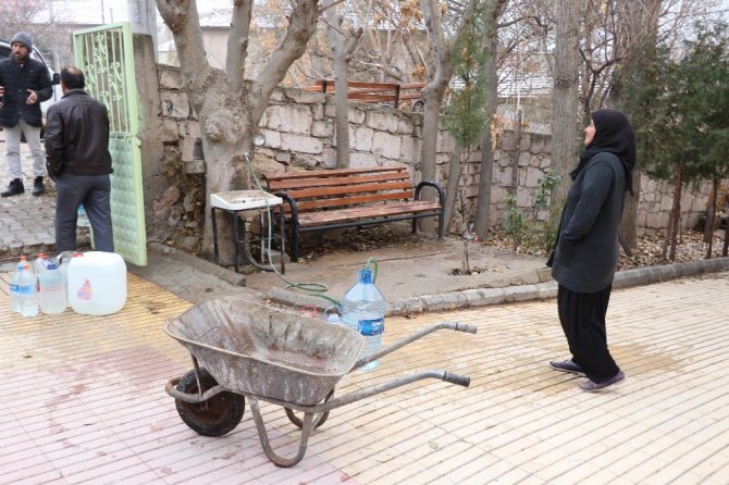 Ödenmemiş faturalar nedeniyle susuz kalan köy halkı yardım bekliyor