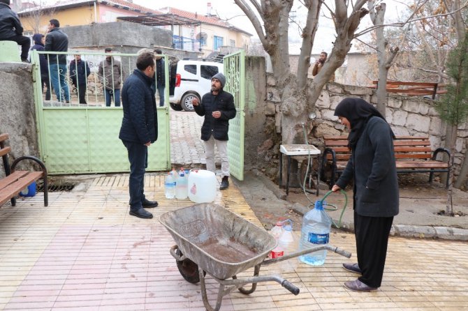 Ödenmemiş faturalar nedeniyle susuz kalan köy halkı yardım bekliyor