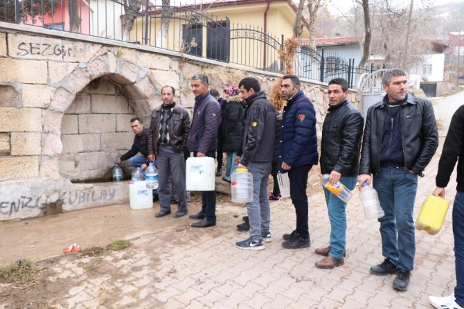 Ödenmemiş faturalar nedeniyle susuz kalan köy halkı yardım bekliyor