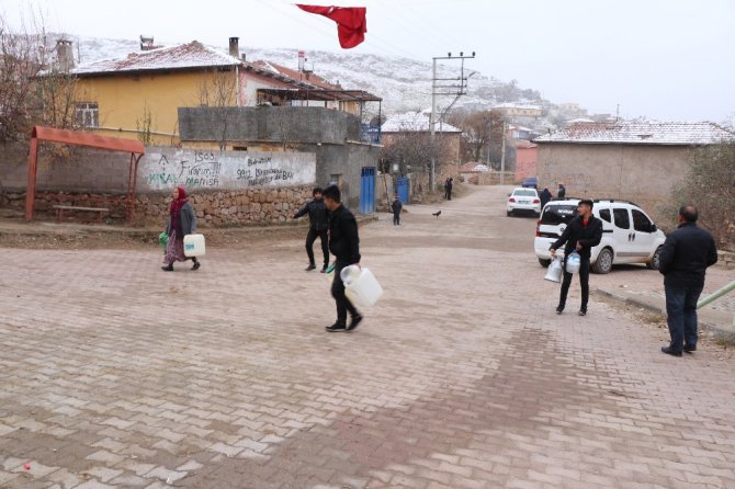 Ödenmemiş faturalar nedeniyle susuz kalan köy halkı yardım bekliyor