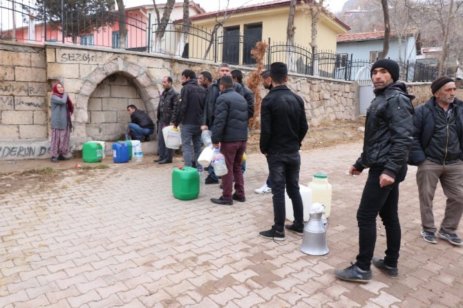 Ödenmemiş faturalar nedeniyle susuz kalan köy halkı yardım bekliyor