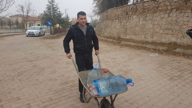 Ödenmemiş faturalar nedeniyle susuz kalan köy halkı yardım bekliyor