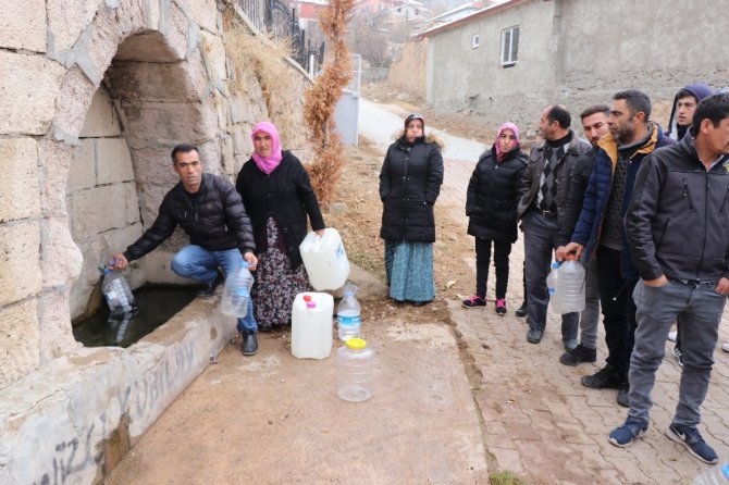 Ödenmemiş faturalar nedeniyle susuz kalan köy halkı yardım bekliyor