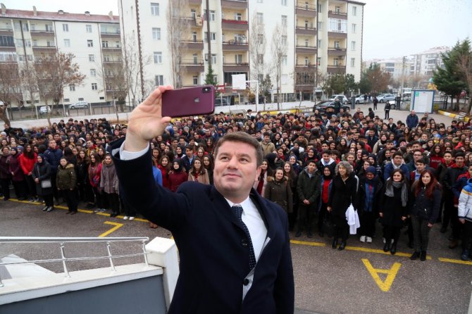 Başkan Dinçer, bayrak töreninde öğrencilerle buluştu