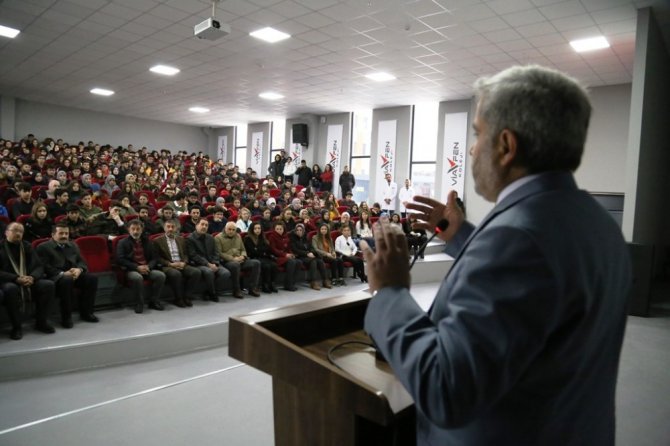 ASÜ Rektörü Şahin öğrencilerle buluştu