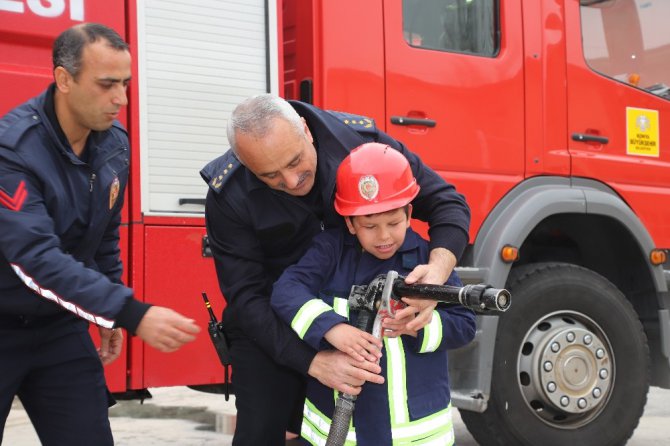 Zihinsel engelli Mustafa’nın itfaiyeci olma hayali gerçekleşti