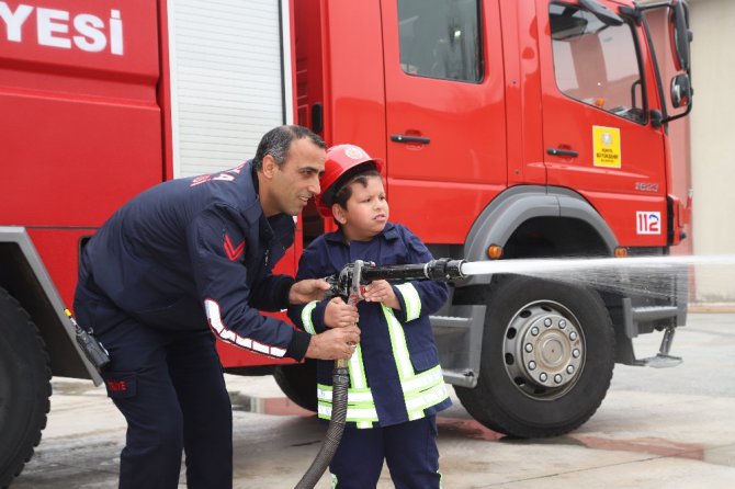 Zihinsel engelli Mustafa’nın itfaiyeci olma hayali gerçekleşti