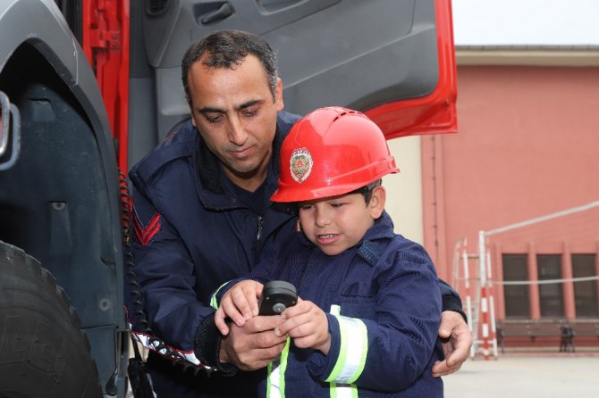 Zihinsel engelli Mustafa’nın itfaiyeci olma hayali gerçekleşti