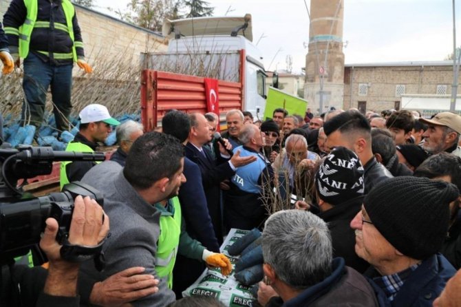 Ereğli Belediyesinden fidan dağıtımı gerçekleştirdi