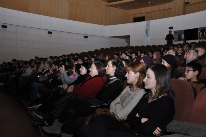 SÜ’de ‘Kendi’ adlı tiyatro gösterisi sahnelenmeye başladı