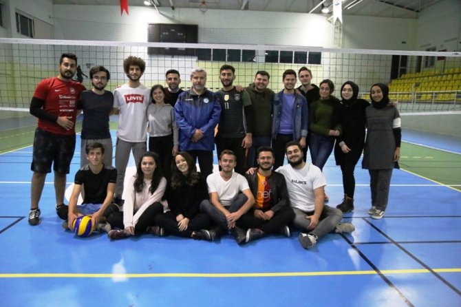 Rektör Şahin, öğrencilerle voleybol maçı yaptı