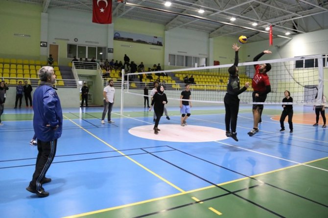 Rektör Şahin, öğrencilerle voleybol maçı yaptı