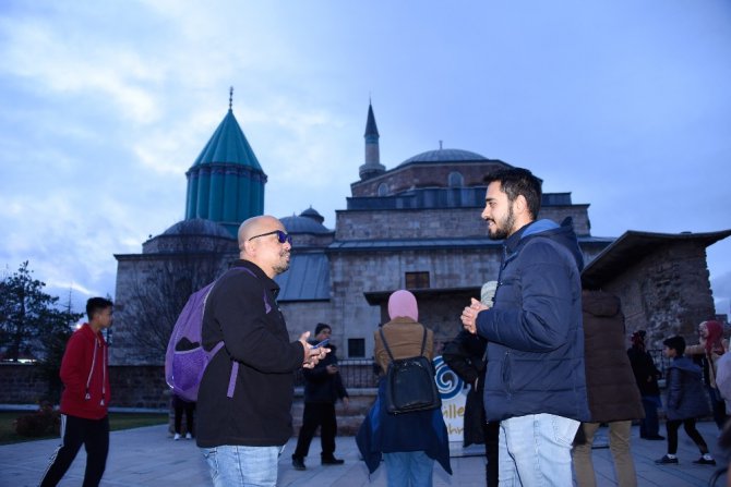 Gençler turistlerle konuşarak yabancı dillerini geliştiriyor