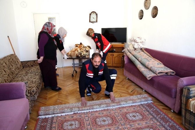 Aksaray Belediyesi yaşlıların evlerini temizliyor