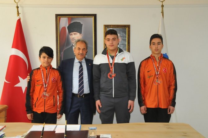 Başkan Akkaya’dan şampiyon sporculara altın