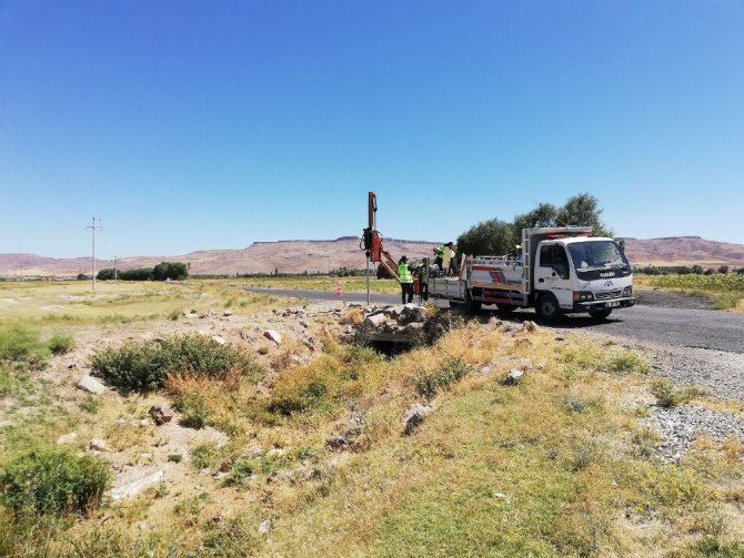 Köy yollarındaki trafik işaret ve levhaları yenilendi.